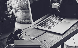 股票:靠谱股票配资门户-沪深两市成交额突破1万亿